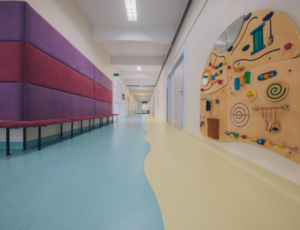 Realizacja podłogi PVC Fatra Polska na szkolnym korytarzu